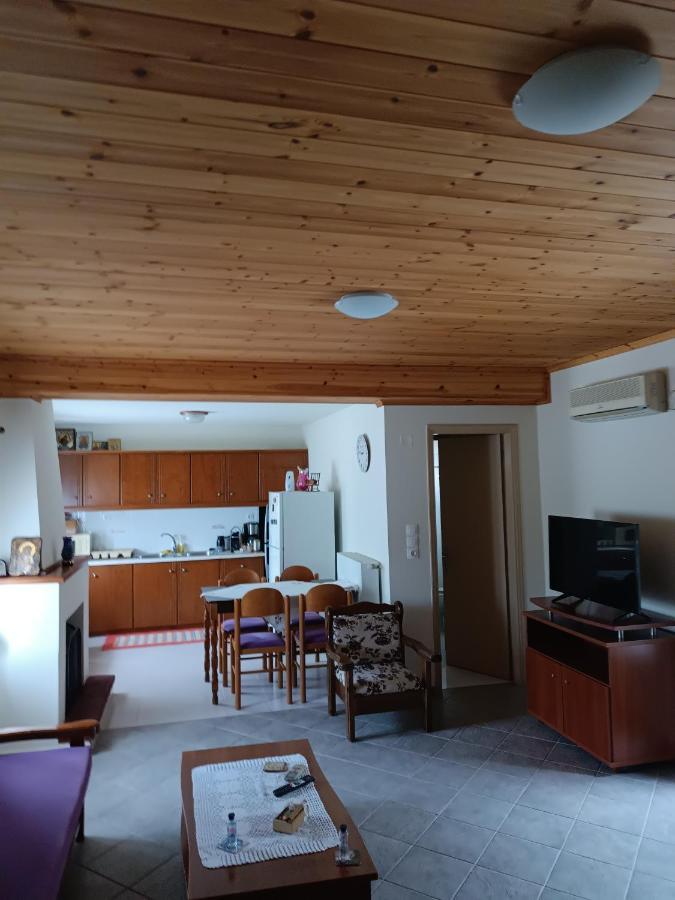 Chrysa'S House Apartment Aigio Exterior photo